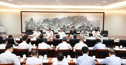 堅(jiān)持在學(xué)懂弄通做實(shí)上下功夫、作表率